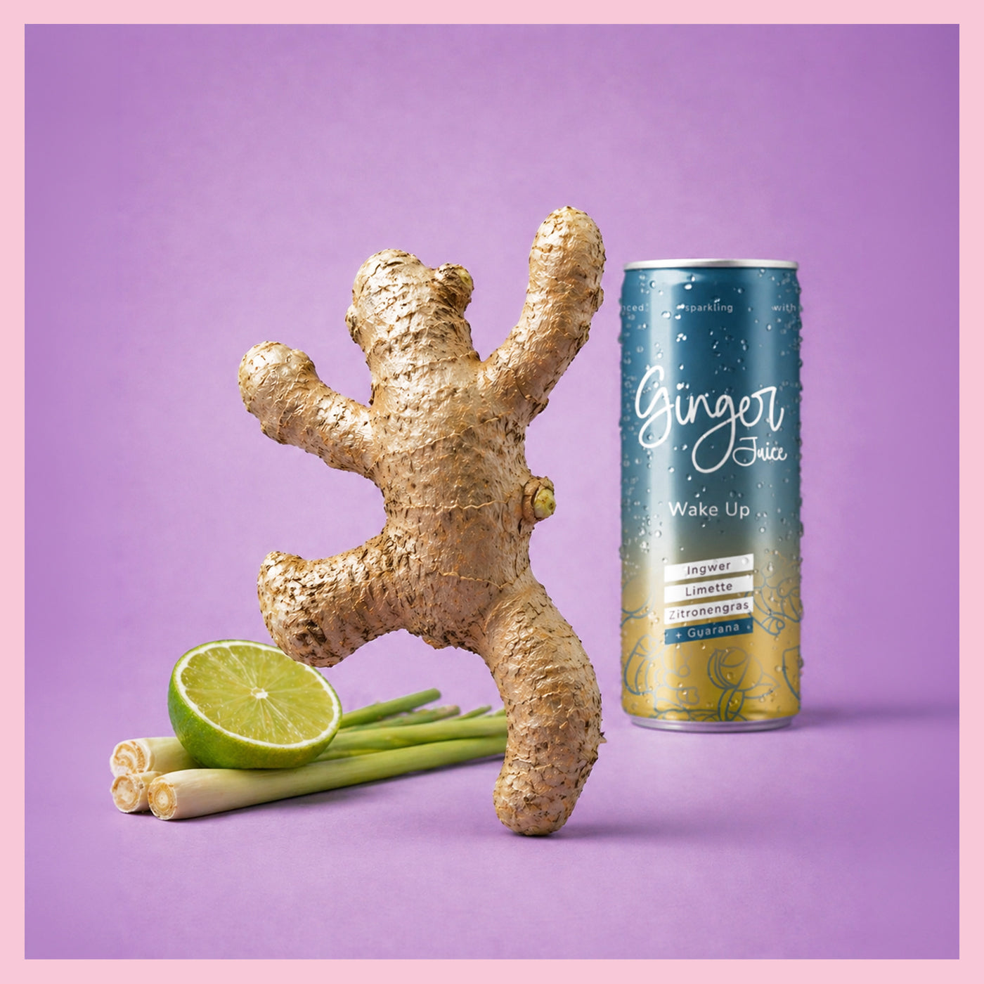 Ingwerknolle in Form einer Figur in aktiver Pose im Hintergrund Limette, Zitronenras und eine Dose Ginger Juice Wake Up