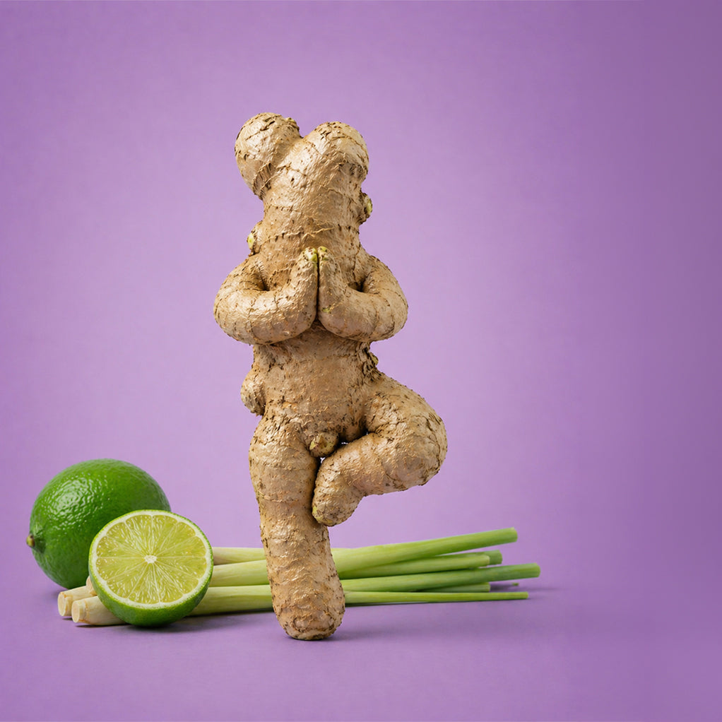 Ingwerknolle in Form einer Figur in Yogapose im Hintergrund Limetten und Zitronengras